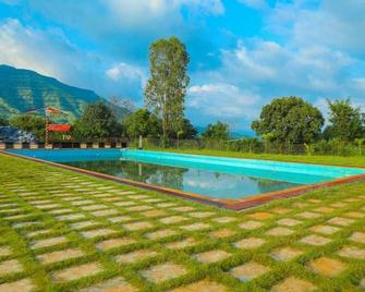 The Redstone Resort - Wai - Piscina