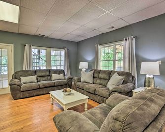 'The B Haus' Lakefront Retreat W/ Boat Ramp - Pell City - Huiskamer