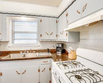 Pet-Friendly Atoka Vacation Rental w/ Large Yard! - Atoka - Küche