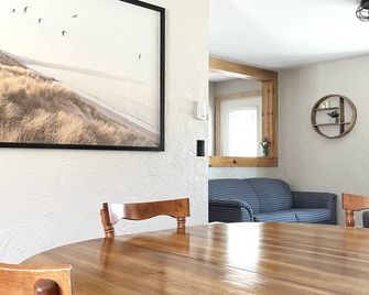 Cozy Victoria Beach Cottage Hot Tub, Deck, Ski and Beach Adventures - Wanasing Beach - Comedor
