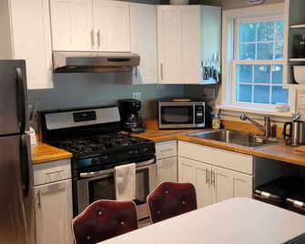 Charming Streamside Apartment, Close To Woodstock, Saugerties, Hits, Hunter Mt - Saugerties - Kitchen