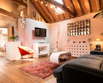 Snow Cottage laid back style with footpaths to a great Macro Brewery Pub - Sudbury - Living room