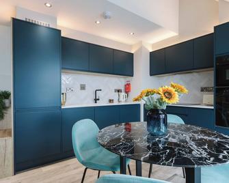 Db Stays - Portrush - Kitchen