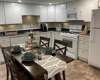 Little Landing Cottage On Cobbossee Lake - Winthrop - Cucina