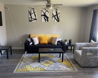 Charming 2-bedroom duplex in fabulous Avon with WiFi, AC - Avon - Living room