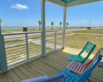New! Drift away in Bayfront 2-bedroom Turquoise cottage - Seadrift - Patio