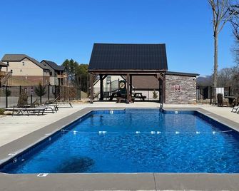 East TN home with lake views & 2 kitchens - Morristown - Bazén