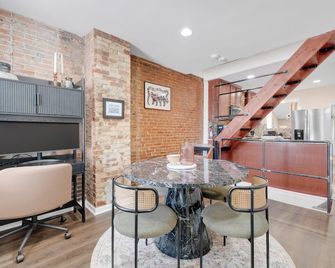 Prime Location! 2BR/2BA rowhouse steps from Ravens Stadium & Camden Yards. - Baltimore - Comedor
