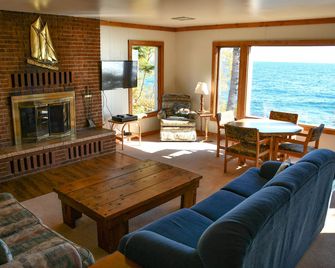 Solbakken Resort On Superior - Lutsen - Living room