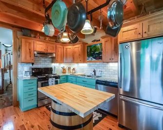 Hillside Farm & Creek - A Bourbon Trail Retreat - Versailles - Kitchen