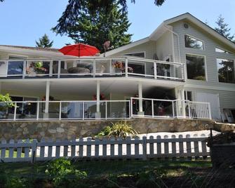 A Swan's Pond (On The #1 Fairway Of World Class Fairwinds Golf Course) - Nanoose Bay - Edificio