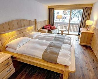 Hotel City - Taesch - Bedroom