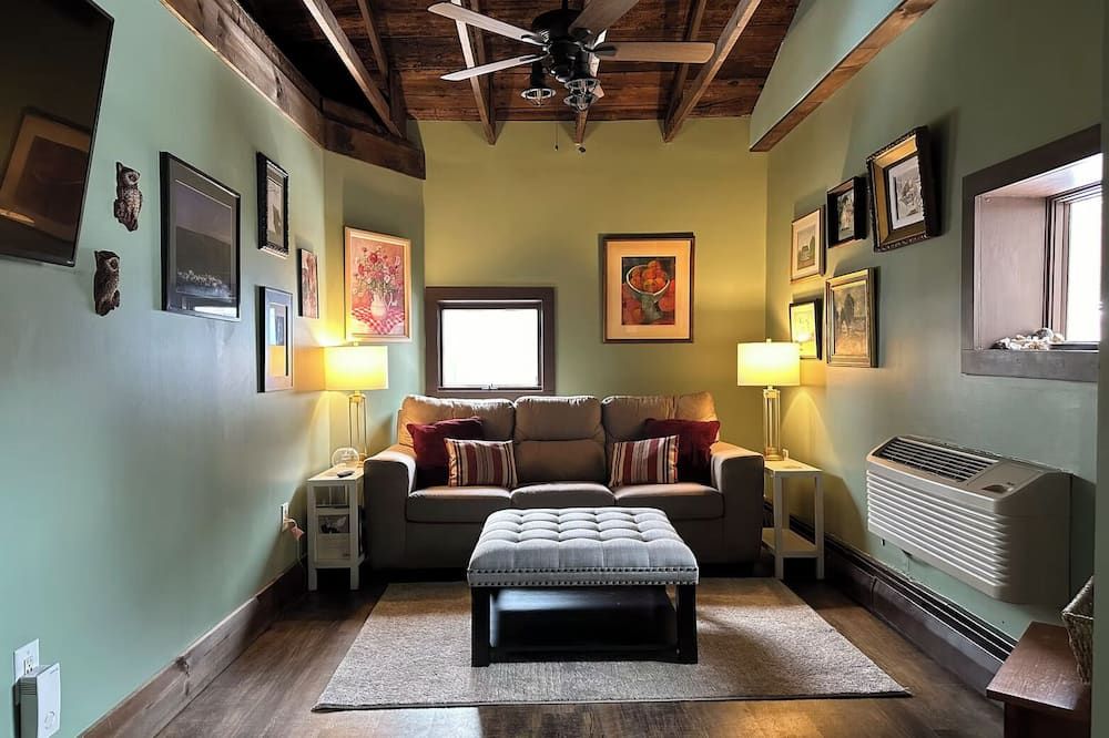 1 bedroom with SPA bathroom and mountainside deck - جيم ثورب - غرفة معيشة