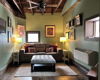 1 bedroom with SPA bathroom and mountainside deck - Jim Thorpe - Living room