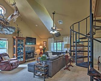 Charming Vian Retreat w/ Private Deck & Grills! - Gore - Living room