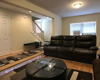 Walk to the Pier, Newer House 2018 - Old Orchard Beach - Living room