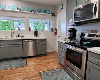 Peaceful 2+ Bedroom House, Salt Water Peekaboo View, WiFi, A/C & near the Park. - Shelton - Kuchyň
