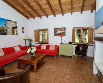 The Figos - sleeps up to 9 - Bordeira - Sala de estar