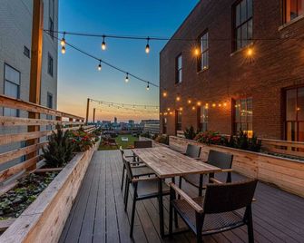 The Paragon | 2br | Rooftop Pool + King Bed + Wd - St. Louis - Ban công