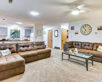 Family Condo By Mark Twain Lake & Jellystone Park - Monroe City - Living room