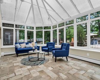 Scenic Spring Home With Outdoor Dining Charm - Stony Point - Lounge
