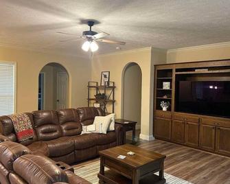 Beautiful home short ride to Downtown Grand Rivers or GTB. - Grand Rivers - Living room