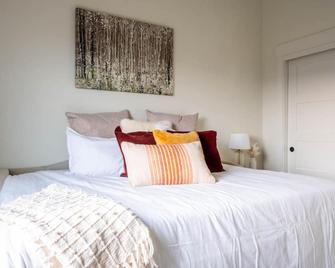 Luxury Vacation Rental with Premium Cedar Wood Sauna, Hot Tub, and Cold Plunge - Ellensburg - Bedroom