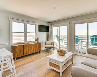 Murrells Inlet Condo on Garden City Beach! - Myrtle Beach - Living room