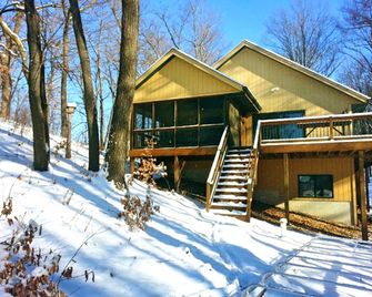 Rustic Cabin Rental With Waterfront View - South Haven - Building