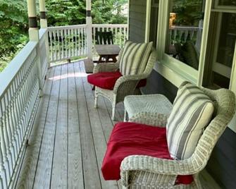 Charming Mackinac Island cottage close to Woods golf course - Mackinac Island - Balcón