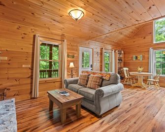 The White Pine Loft: Perfect for Couples! - Stanley - Living room