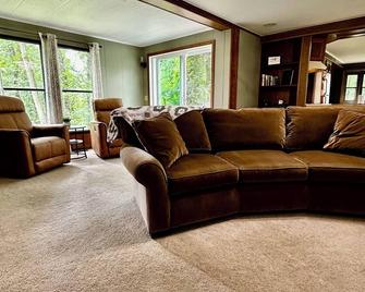 Charming cottage with hot tub & wonderful views on Wilder Creek & Starlink WiFi - Marshall