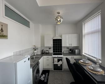 2 bedroom flat close to Manchester City, Manchester City stadium and Coop Arena - Manchester - Kitchen