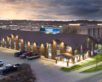Travelodge by Wyndham Elkhart - Elkhart - Edificio
