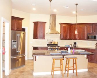Comfortable for work, or family, 4-bedroom house with AC in charming Safford - Safford - Küche