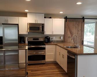 Gateway to Mt. Rainier/Hiking/Scenic Railroad - Spacious Ohop Lake Cabin - Eatonville - Kitchen