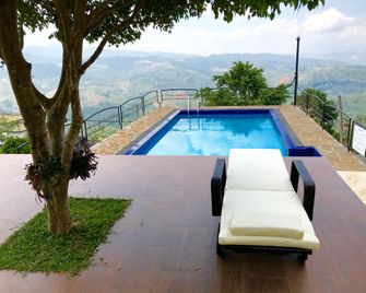 Club Lespri - Kandy - Piscina