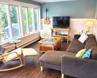 Shimmering Shores - Two Lakefront Homes on Lake Huron! Great Family Getaway! - Tawas City - Sala de estar