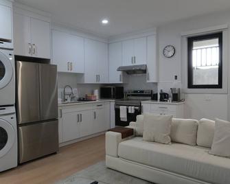 2-Bedroom Stay for Max 5 Guests-Near Vancouver - Burnaby - Kitchen
