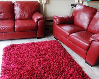 A Sea and Mountain Panorama from this charming stone barn - Barmouth - Living room