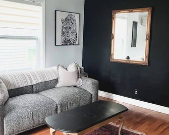 Cozy 3 bedroom home with perfect location in Saint John - Saint John - Living room