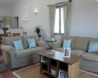 Villa with covered terrace in rural Chalais - Chalais - Sala de estar