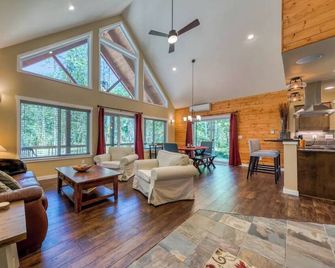 Big Tree Retreat: Secluded cabin with hot tub, river views & woodstove - Welches - Living room