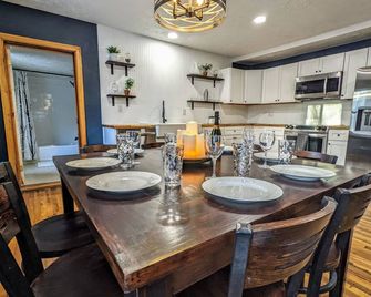 Old Post Office - Fam/Pet/EV Friendly in wild and wonderful Canaan Valley, WV! - Davis - Eetruimte