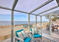 Oceanfront Ferndale Oasis with Fire Pit, Grill! - Ferndale - Balcony