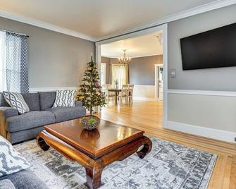 Ski, Hike And Fish Modern Rutland Home - Rutland - Salon