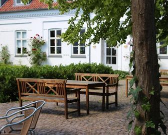 튠 쿠르수스센터 - 그레베 - 파티오