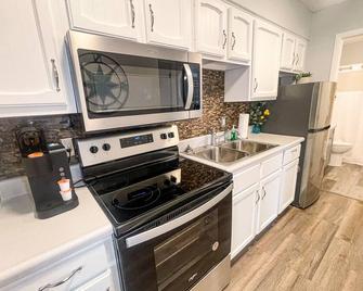 Modern Condo Central Huron Boat Basin Area - Huron - Kitchen