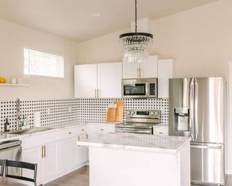 Beautiful 1 Bedroom Home in Kennewick - Kennewick - Kitchen
