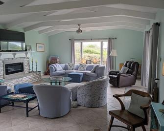 Almost Oceanfront, private neighborhood beach entry; PKS boat ramps - Pine Knoll Shores - Salon